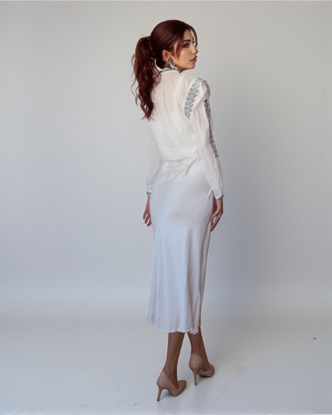 Элегантная юбка с шелковистым блеском (белая)