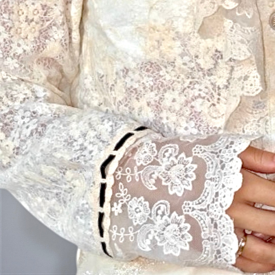 Блузка жабо в стиле барокко