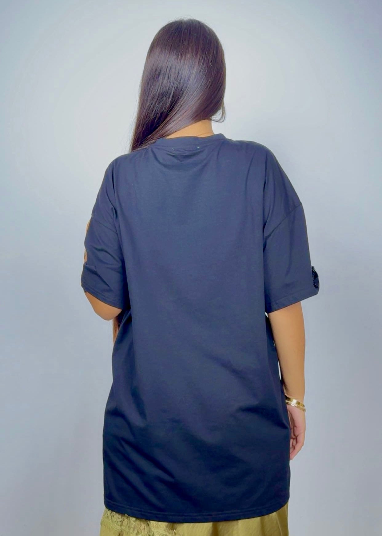 Футболка с черной бахромой