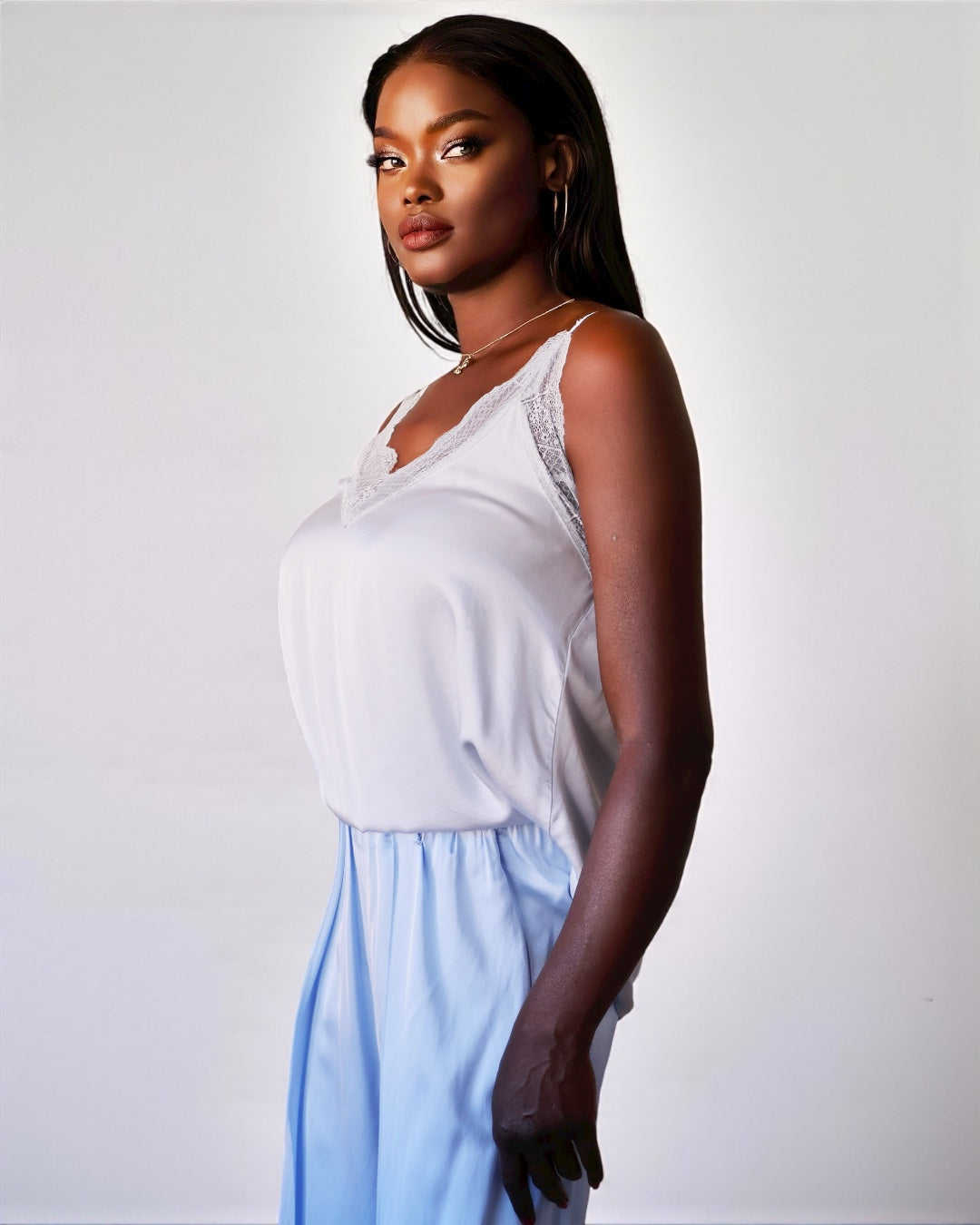 Брюки палаццо с разрезом по ноге светло-голубого цвета