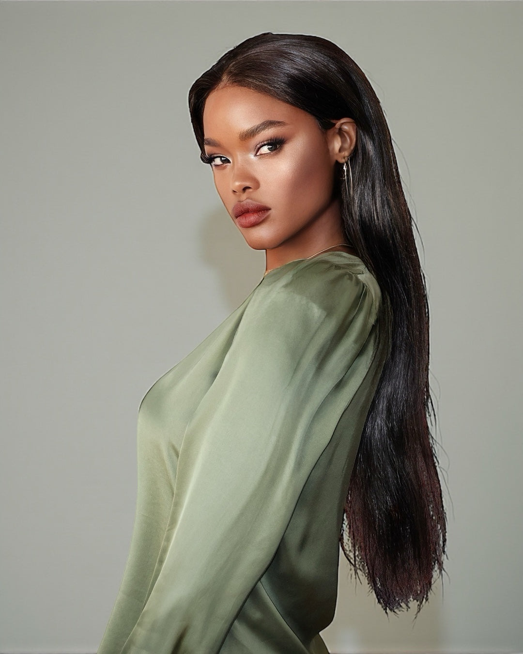 Атласная блузка с одним рукавом (милитари-зеленый)