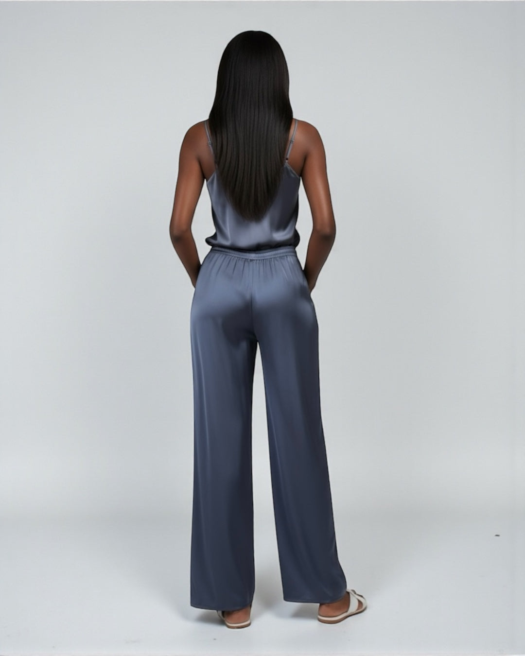 Мокрые серые брюки