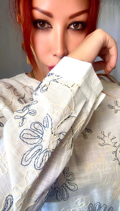 Блузка с цветочными линиями