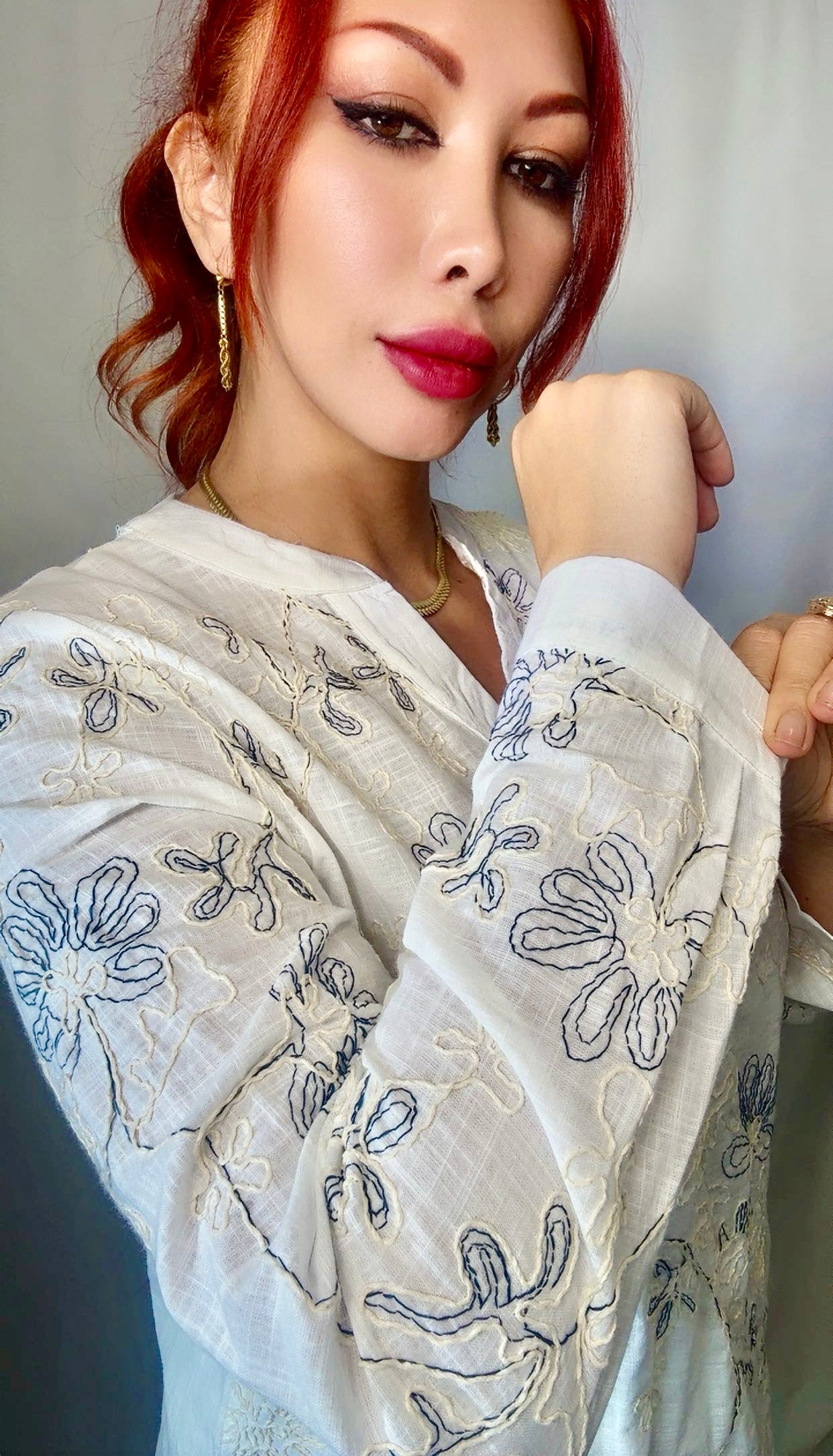 Блузка с цветочными линиями