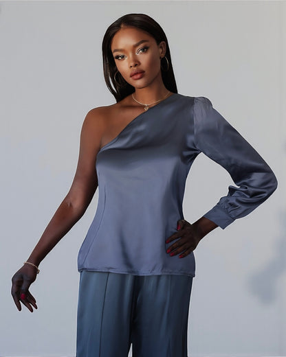 Атласная блузка с одним рукавом (темно-синяя)