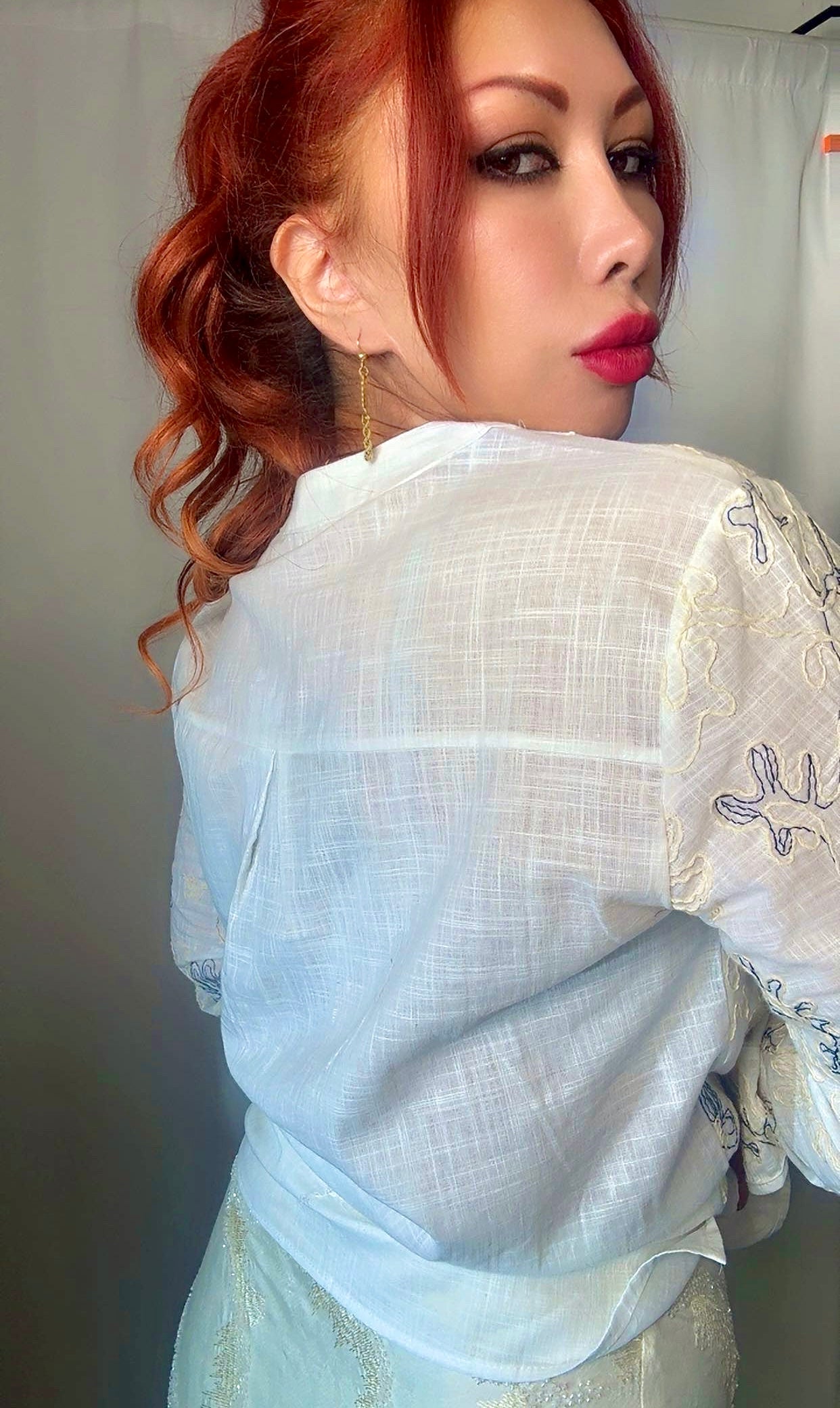 Блузка с цветочными линиями