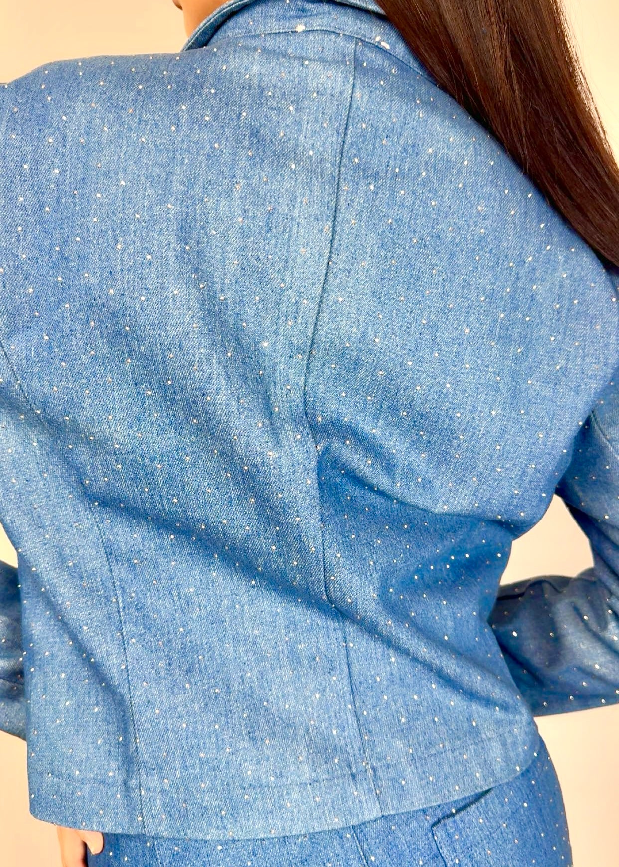 Куртка украшена стразами