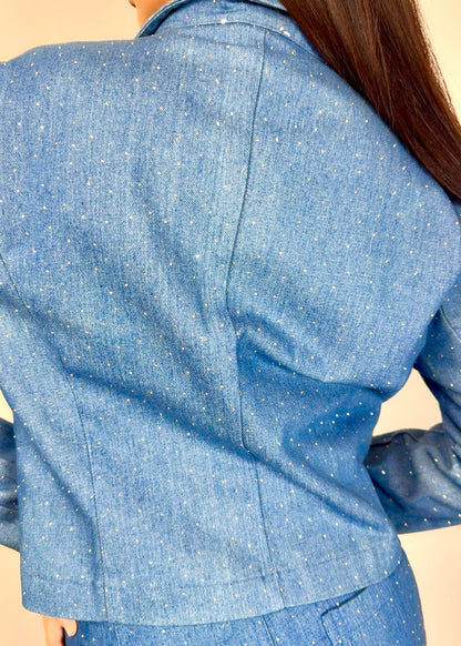 Куртка украшена стразами