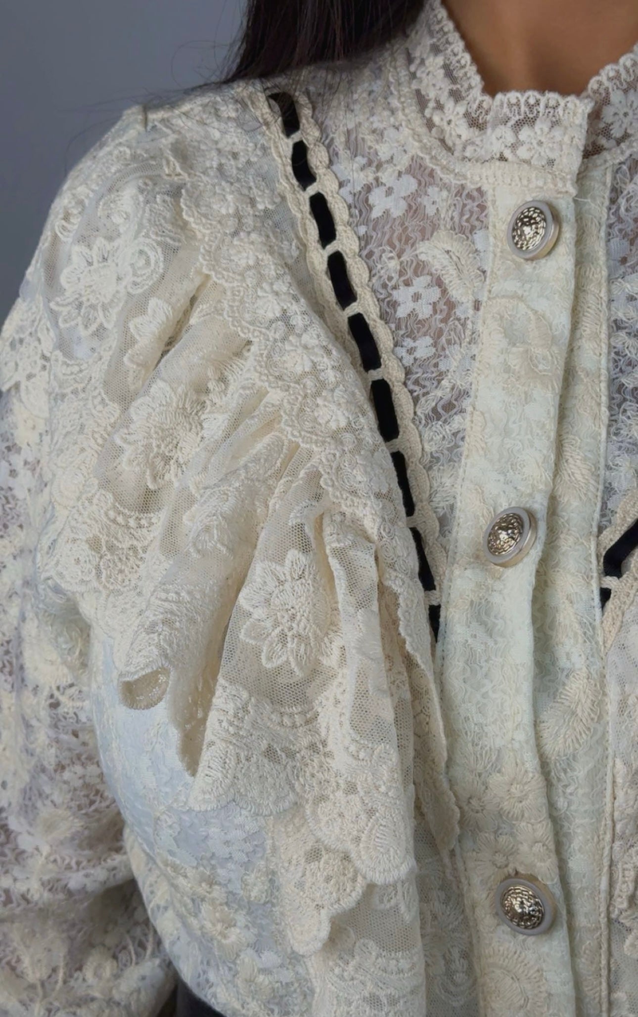 Блузка жабо в стиле барокко