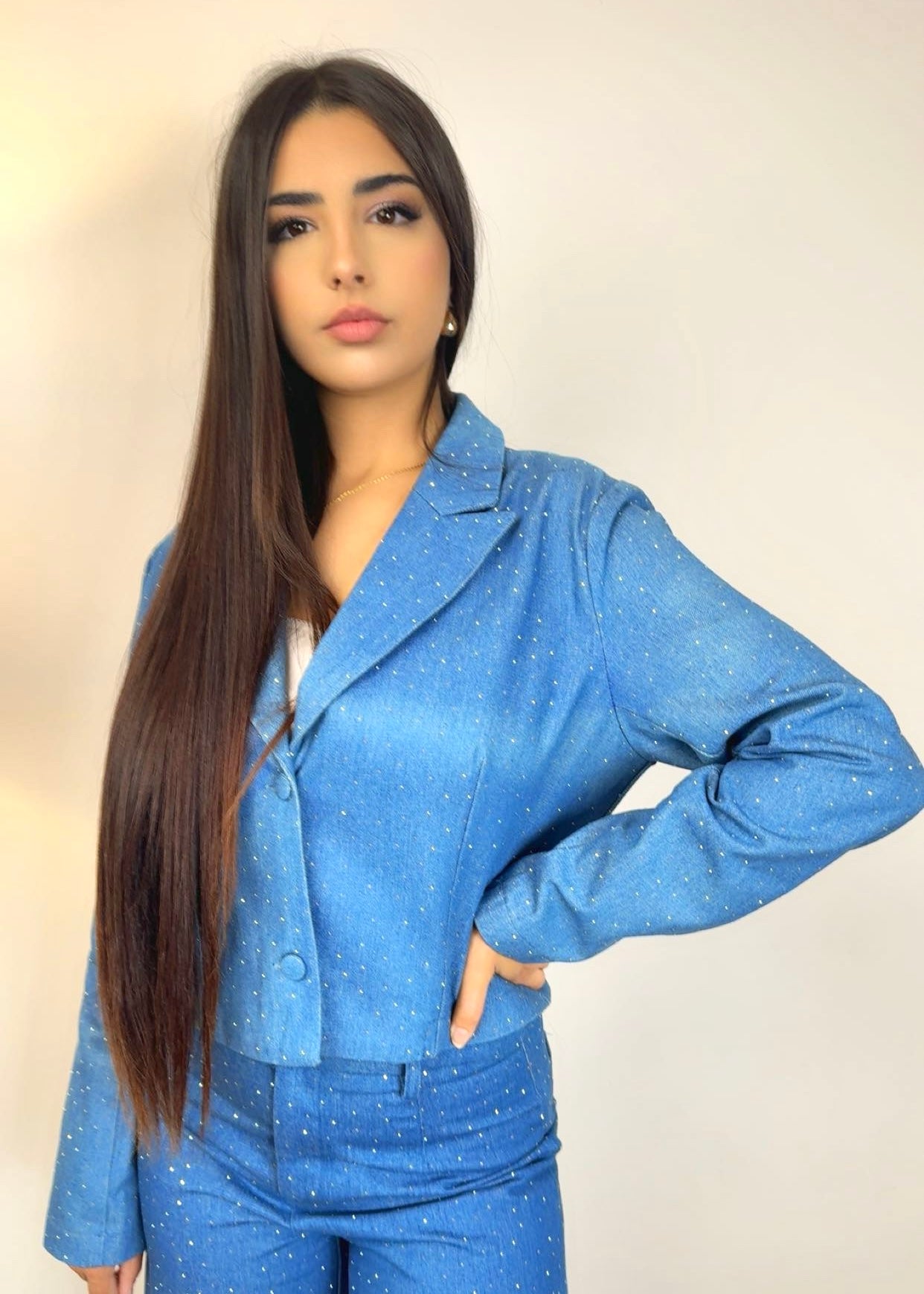 Куртка украшена стразами