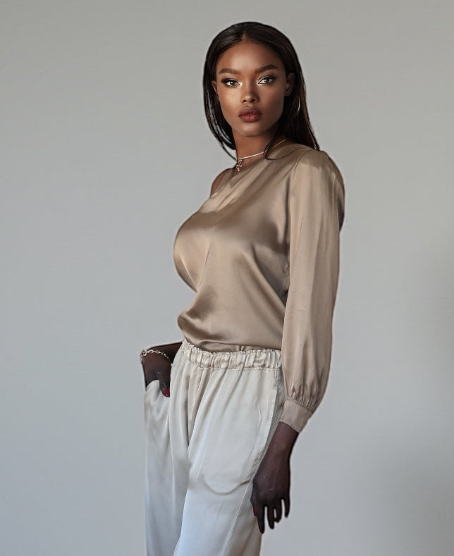 Атласная блузка с одним рукавом (капучино)
