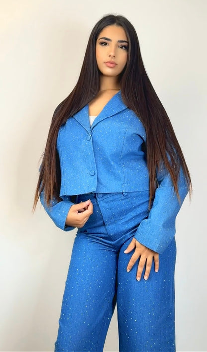 Куртка украшена стразами