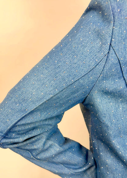 Куртка украшена стразами