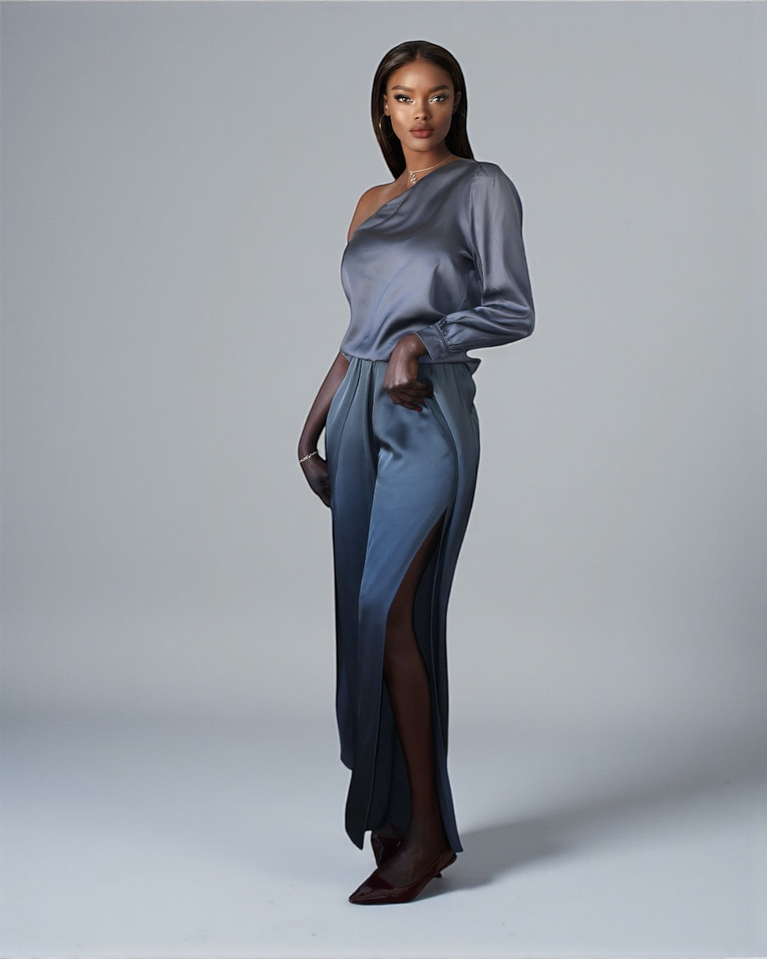 Атласная блузка с одним рукавом (темно-синяя)