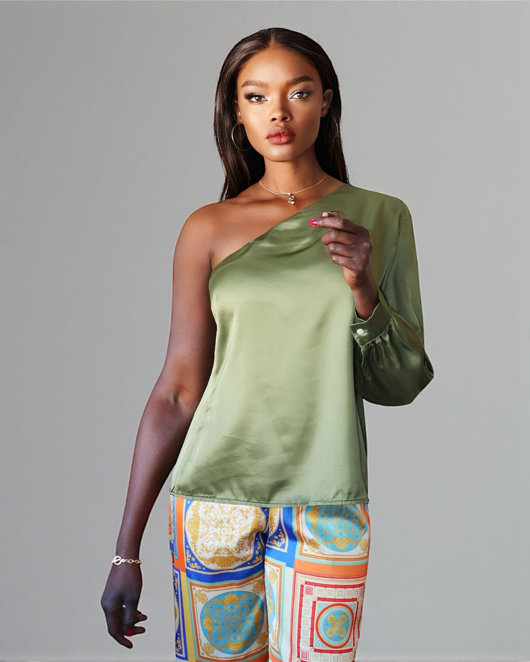 Атласная блузка с одним рукавом (милитари-зеленый)