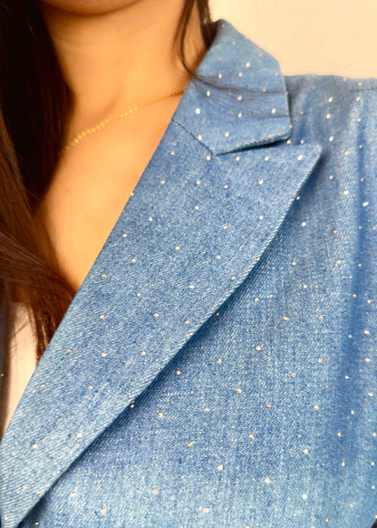 Куртка украшена стразами