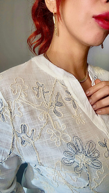 Блузка с цветочными линиями