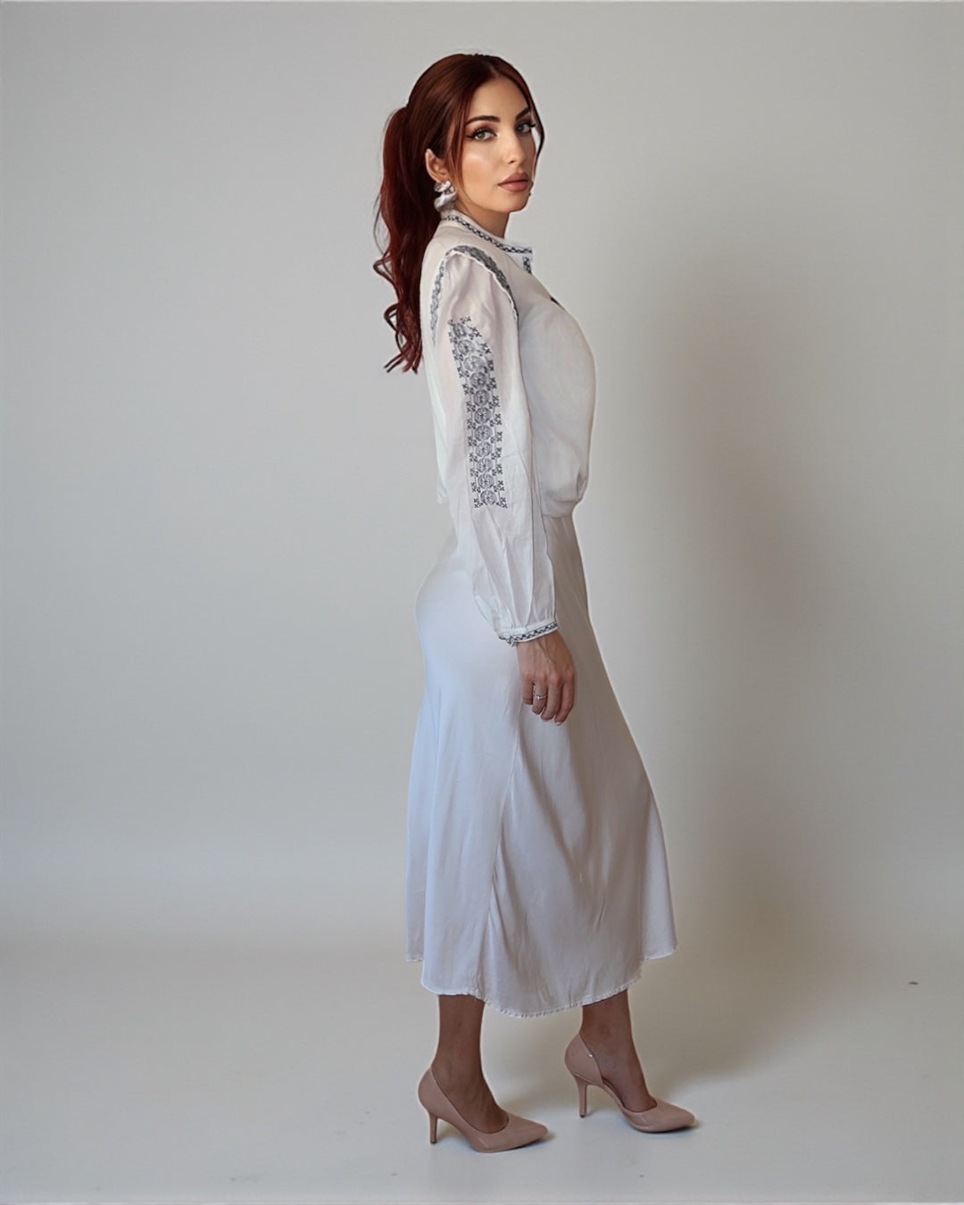 Элегантная юбка с шелковистым блеском (белая)