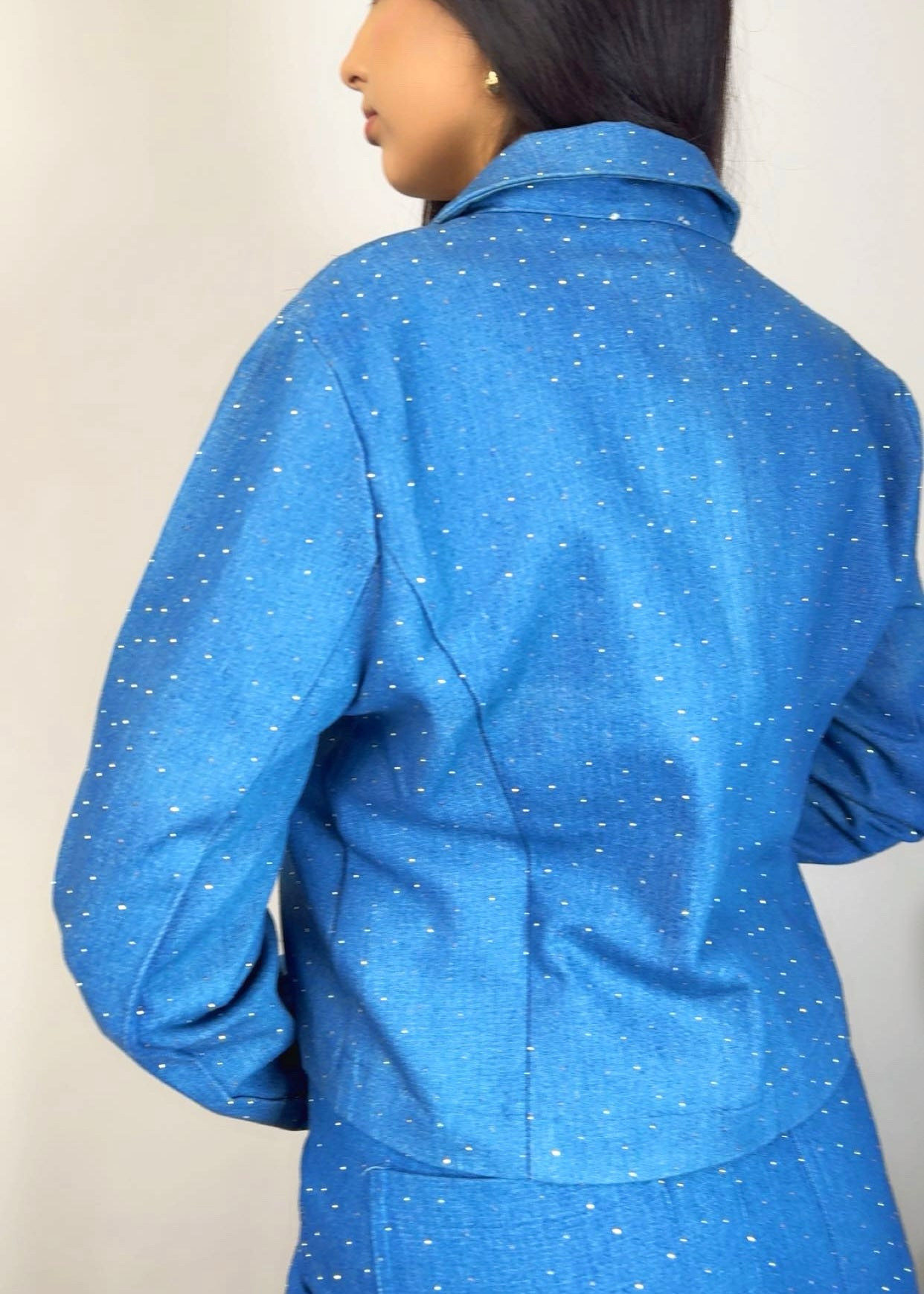 Куртка украшена стразами