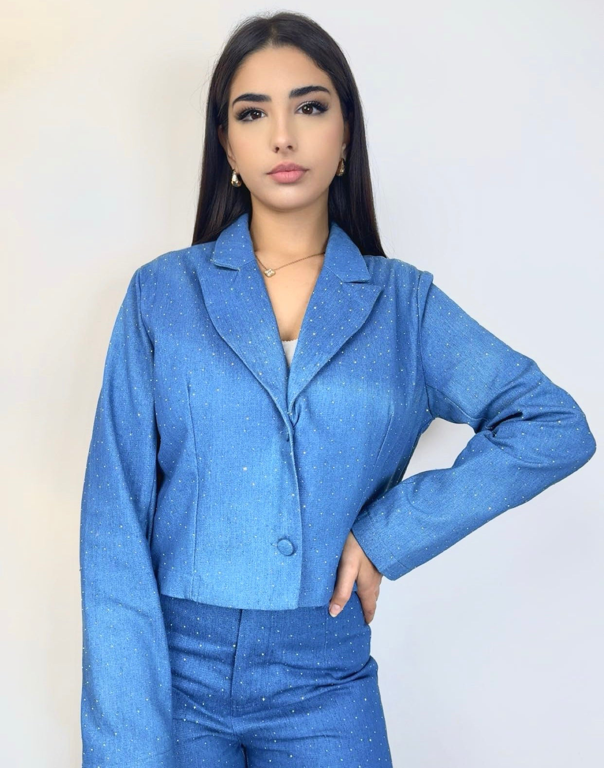 Куртка украшена стразами