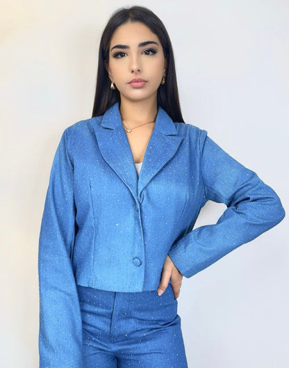 Куртка украшена стразами