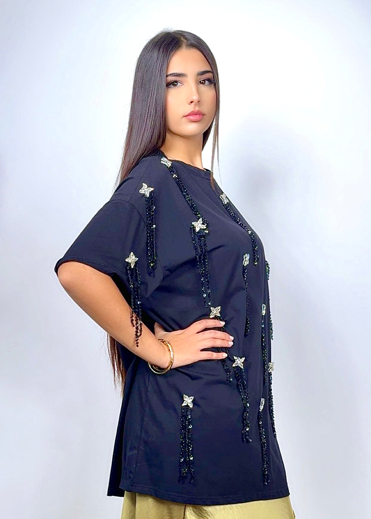 Футболка с черной бахромой