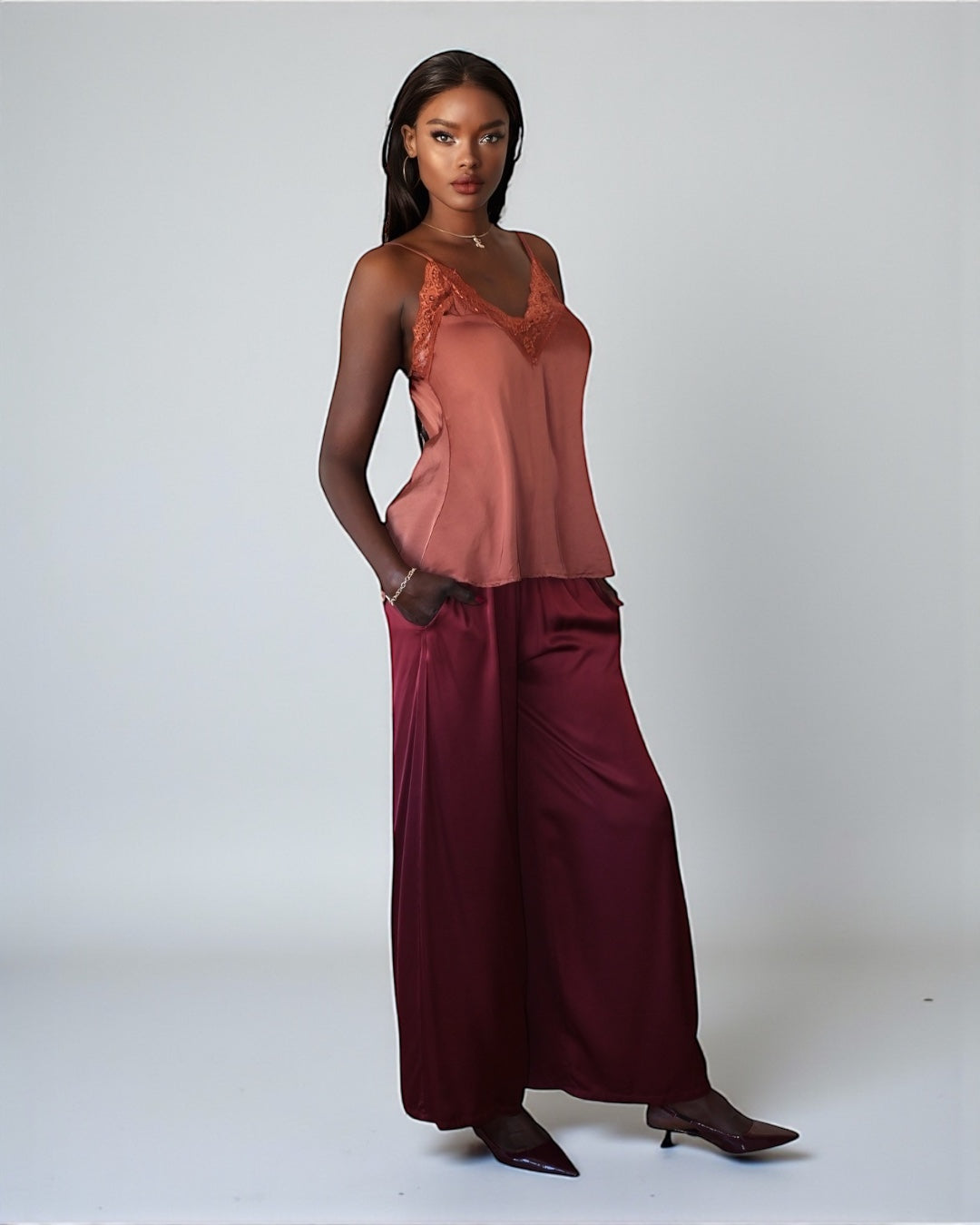 Брюки цвета красного вина