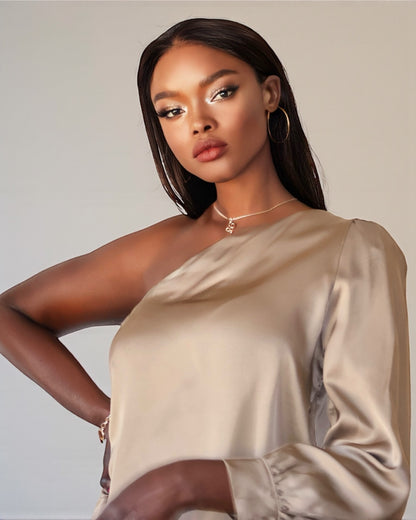 Атласная блузка с одним рукавом (капучино)