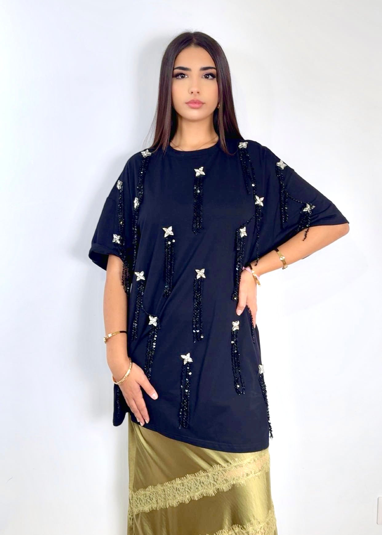 Футболка с черной бахромой