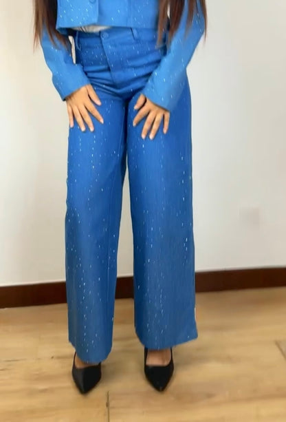 Куртка украшена стразами