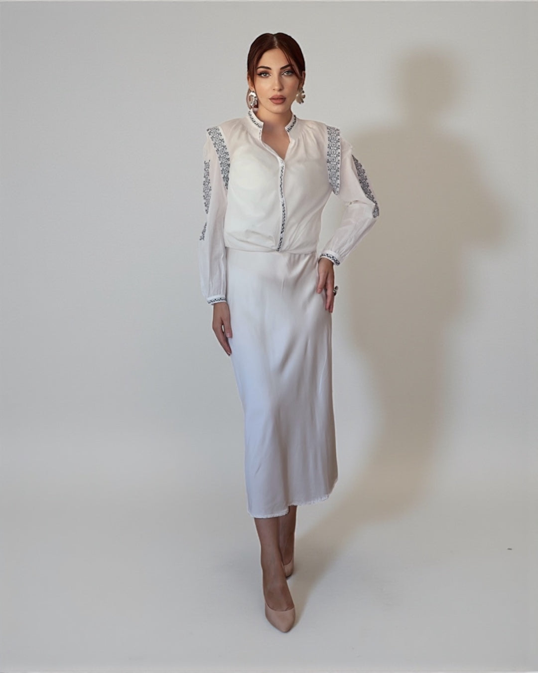 Элегантная юбка с шелковистым блеском (белая)