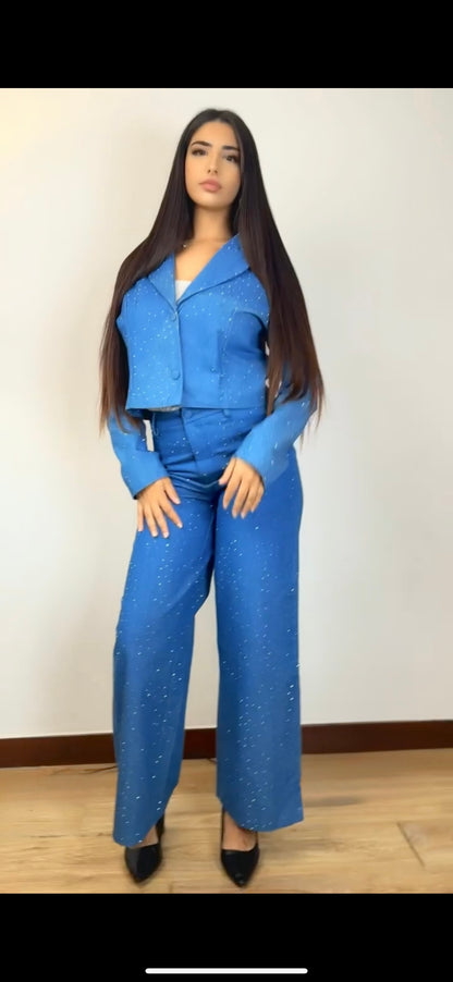 Куртка украшена стразами