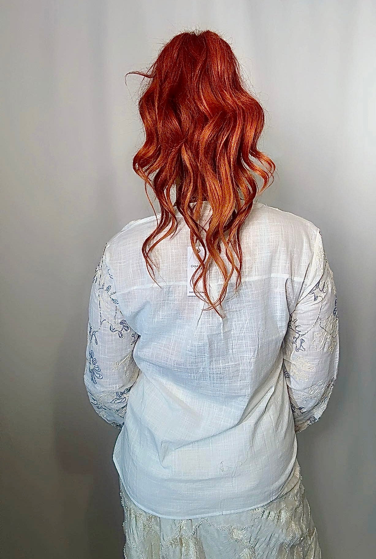 Блузка с цветочными линиями