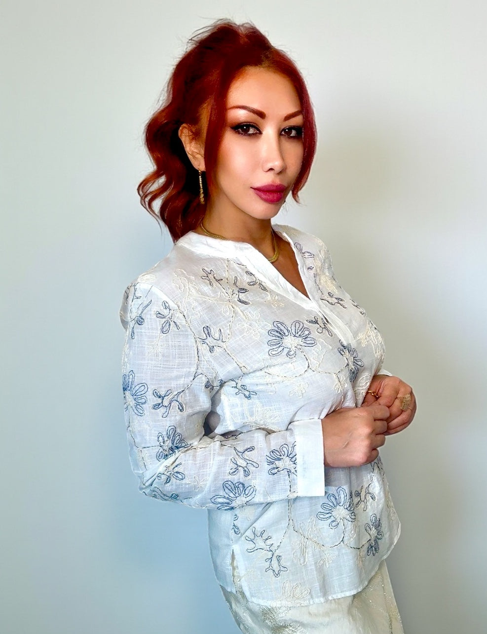 Блузка с цветочными линиями