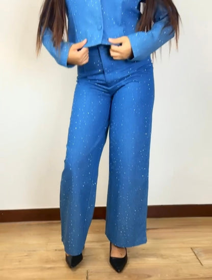 Куртка украшена стразами