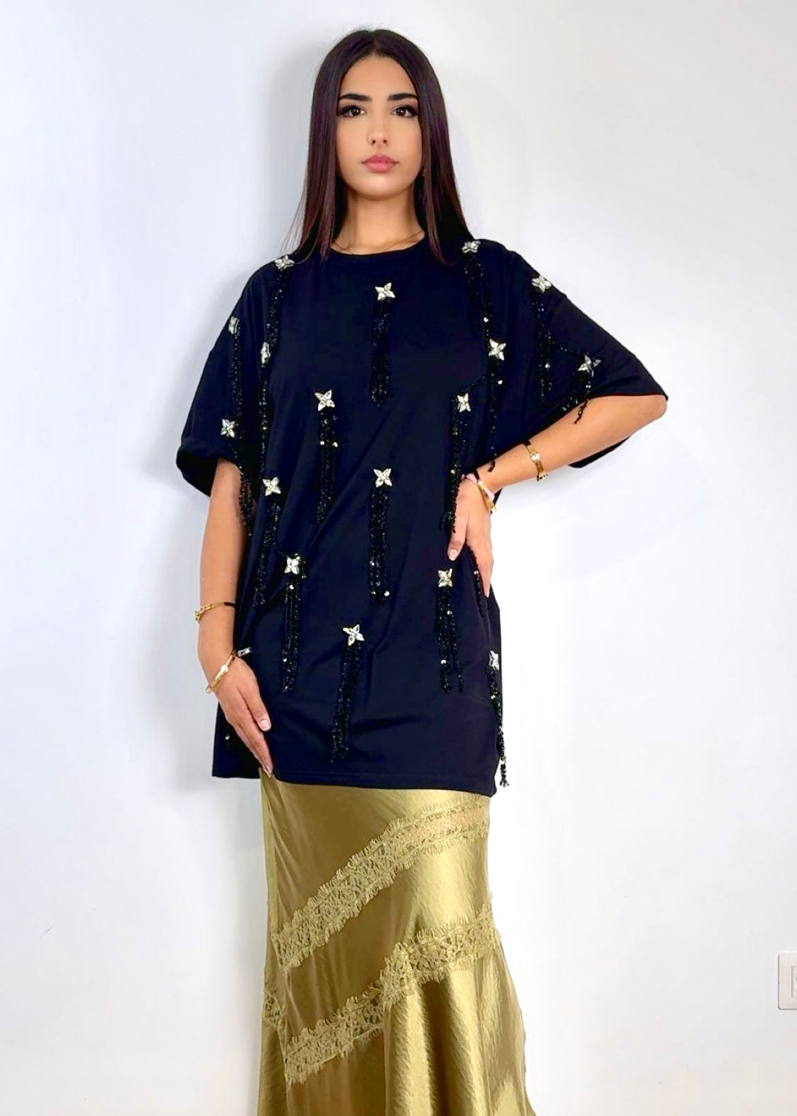 Футболка с черной бахромой