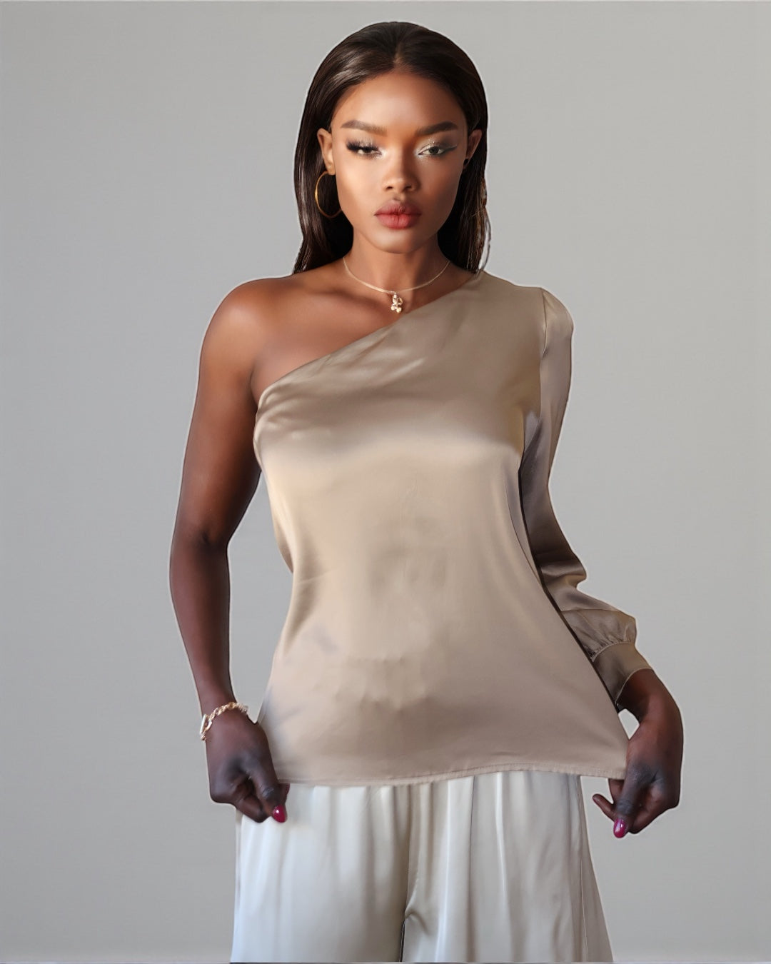 Атласная блузка с одним рукавом (капучино)