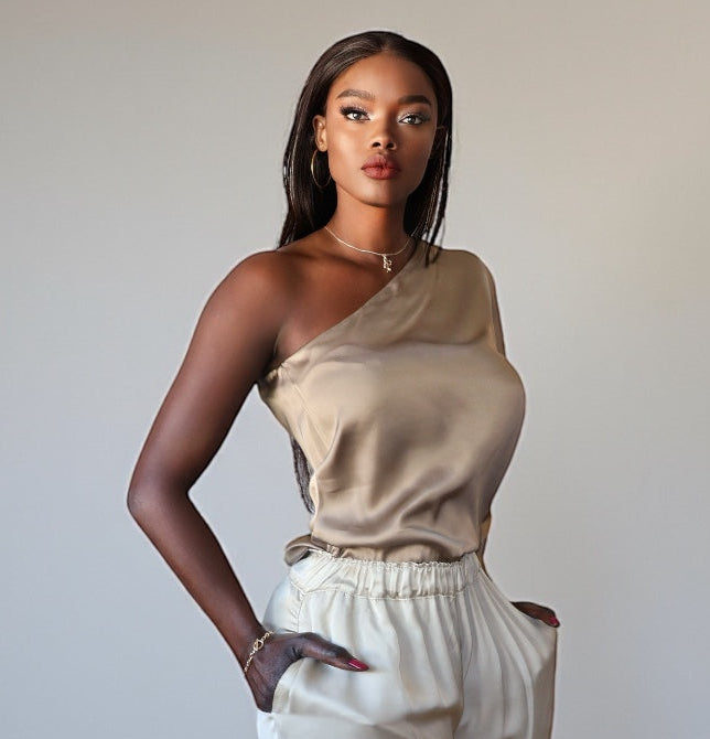 Атласная блузка с одним рукавом (капучино)