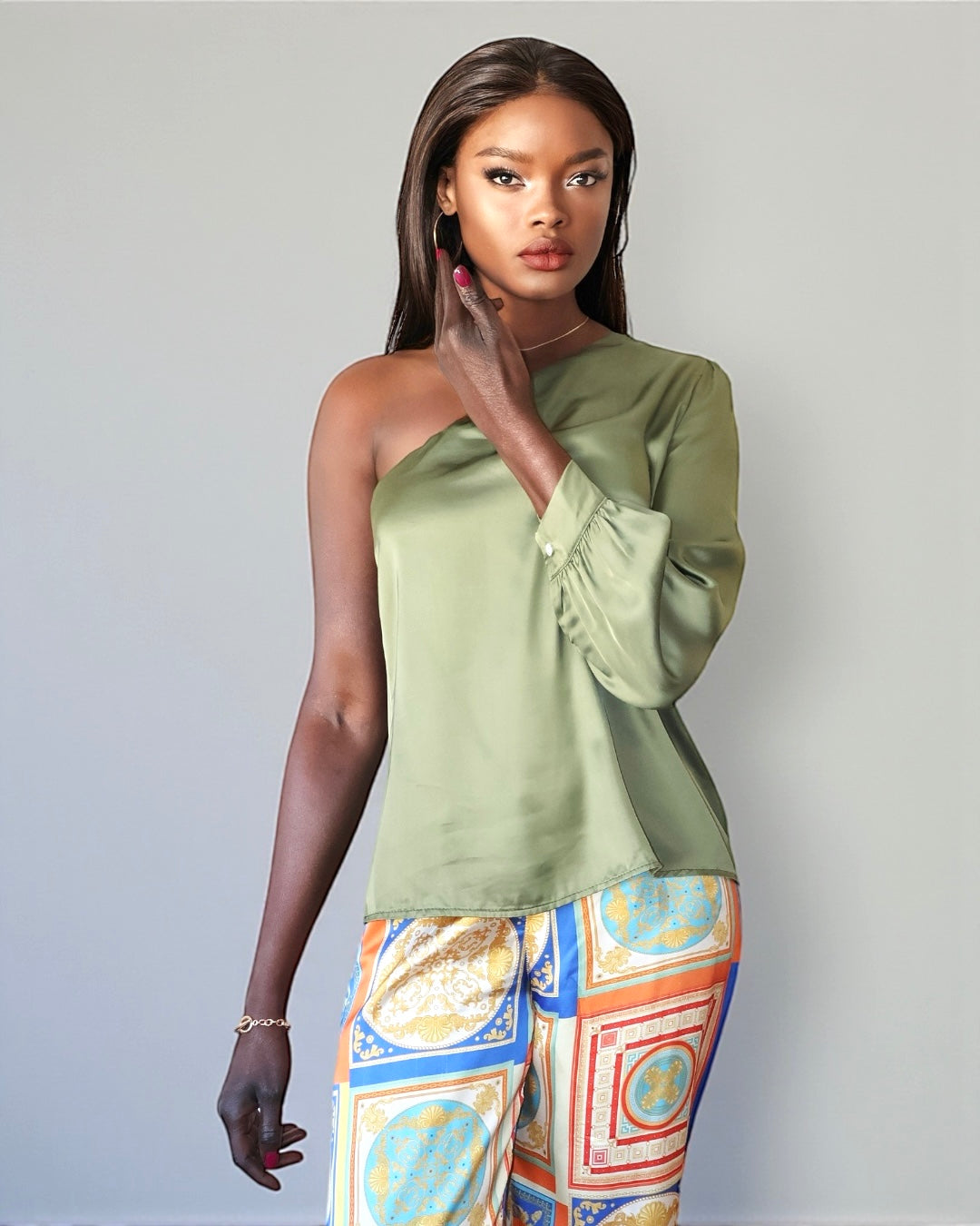 Атласная блузка с одним рукавом (милитари-зеленый)