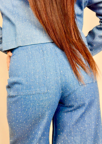 Куртка украшена стразами